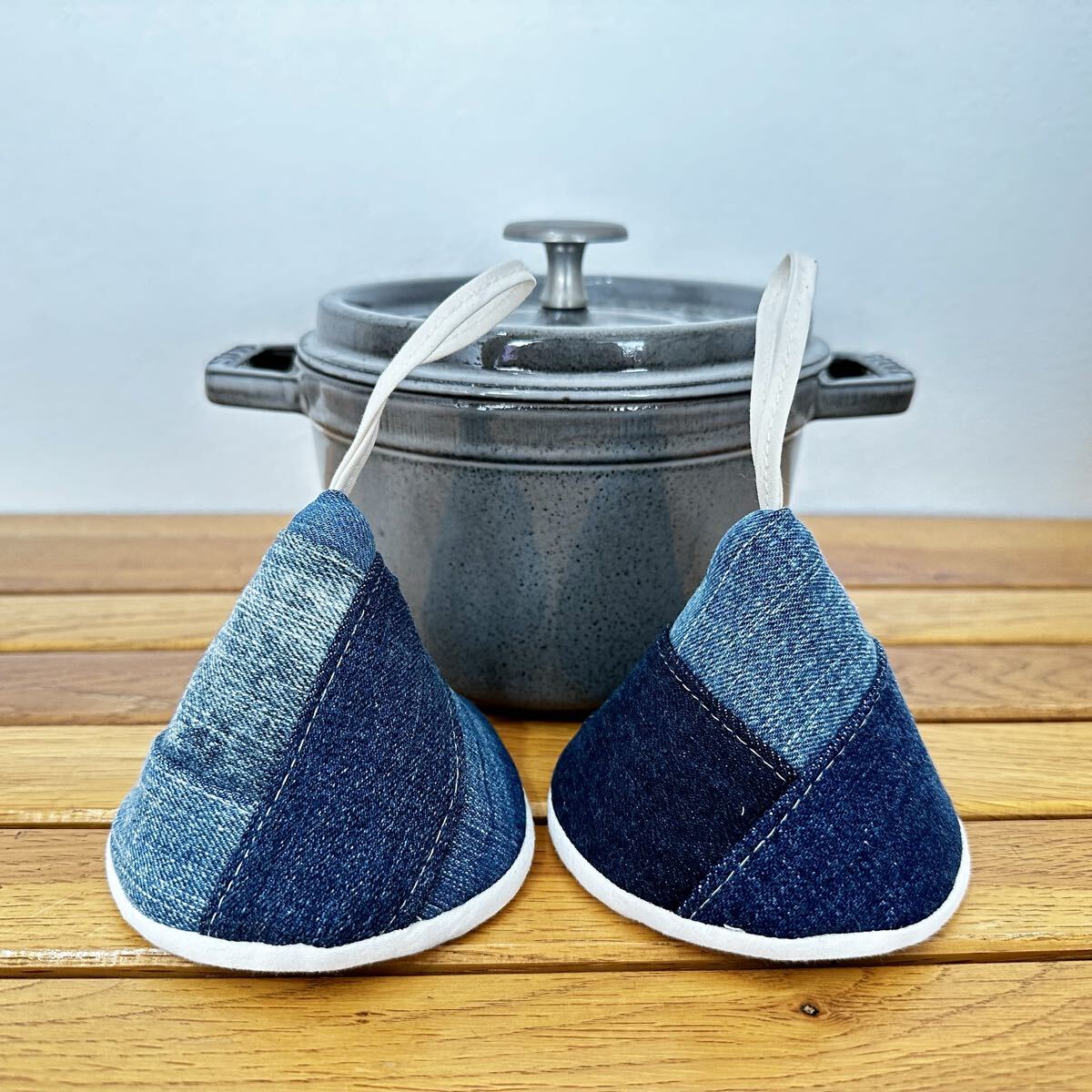 三角鍋つかみ★staubストウブホーロー鍋★ミトン★鍋つかみ★デニムリメイク_画像1
