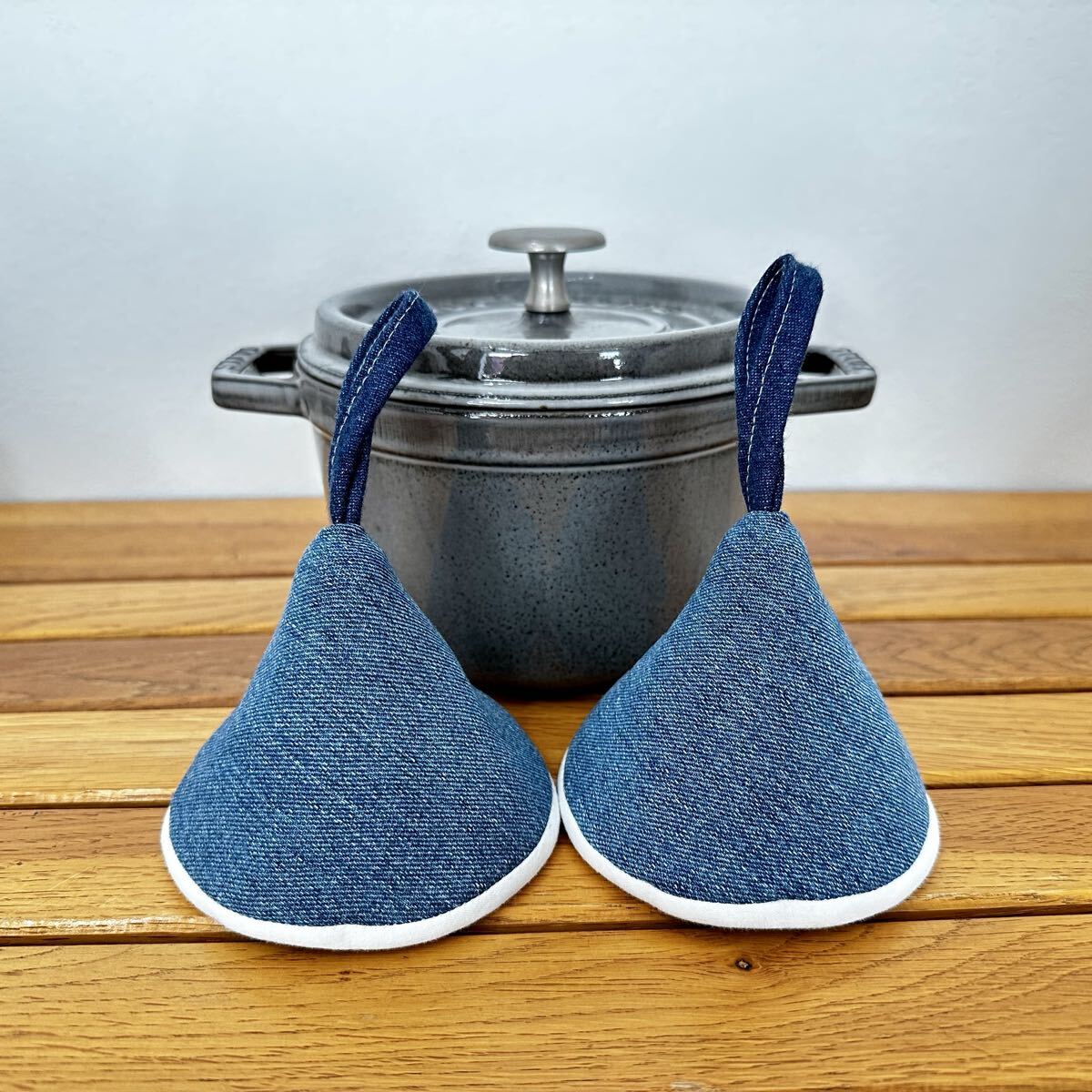 三角鍋つかみ★staubストウブホーロー鍋★ミトン★鍋つかみ★デニムリメイク　　　_画像1