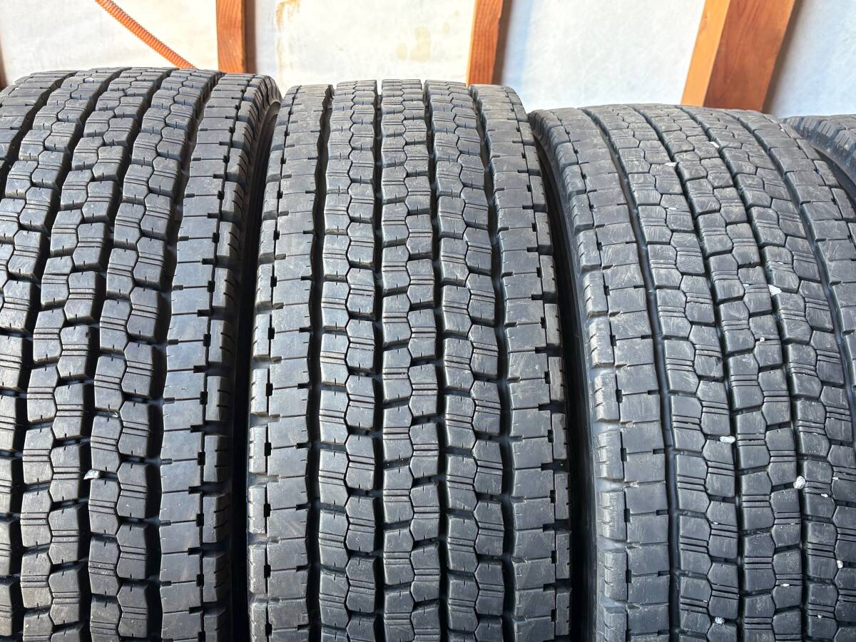 【 2022-23年製 12本 】245/70R19.5 W999 ブリヂストン ENLITEN スタッドレスタイヤ 12本 !! 残り溝 約12.4-14.2ｍｍ!!_画像4