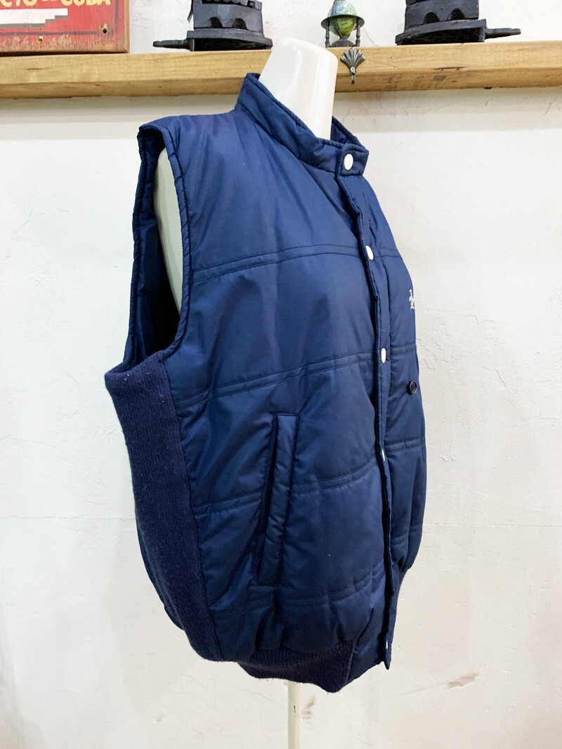 W1★MunsingWear/マンシングウェア ワンポイント刺繍中綿ベスト ネイビー レディースMサイズ ゴルフウェア 防寒 リブ切替 USED ★_画像4