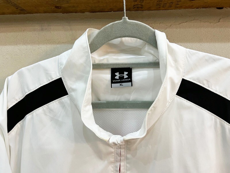 Q93★UNDER ARMOUR/アンダーアーマー ハーフジップ刺繍入り2wayナイロントップス ホワイト メンズXLサイズ ゴルフウェア スポーツ USED ★_画像3