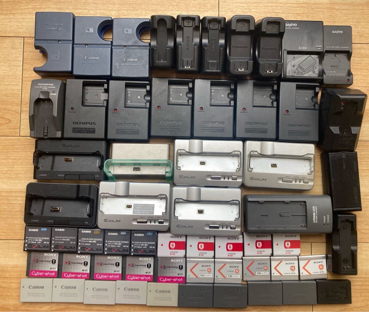 キヤノン、オリンパス、SONY他：デジカメ・ビデオ・音楽Player充電器、バッテリー【約58個、ジャンク扱い】_画像1