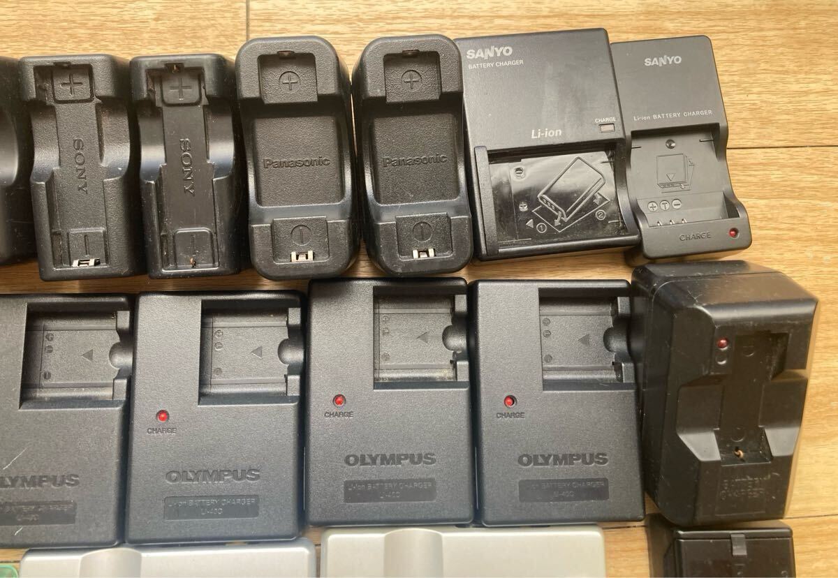 キヤノン、オリンパス、SONY他：デジカメ・ビデオ・音楽Player充電器、バッテリー【約58個、ジャンク扱い】_画像3