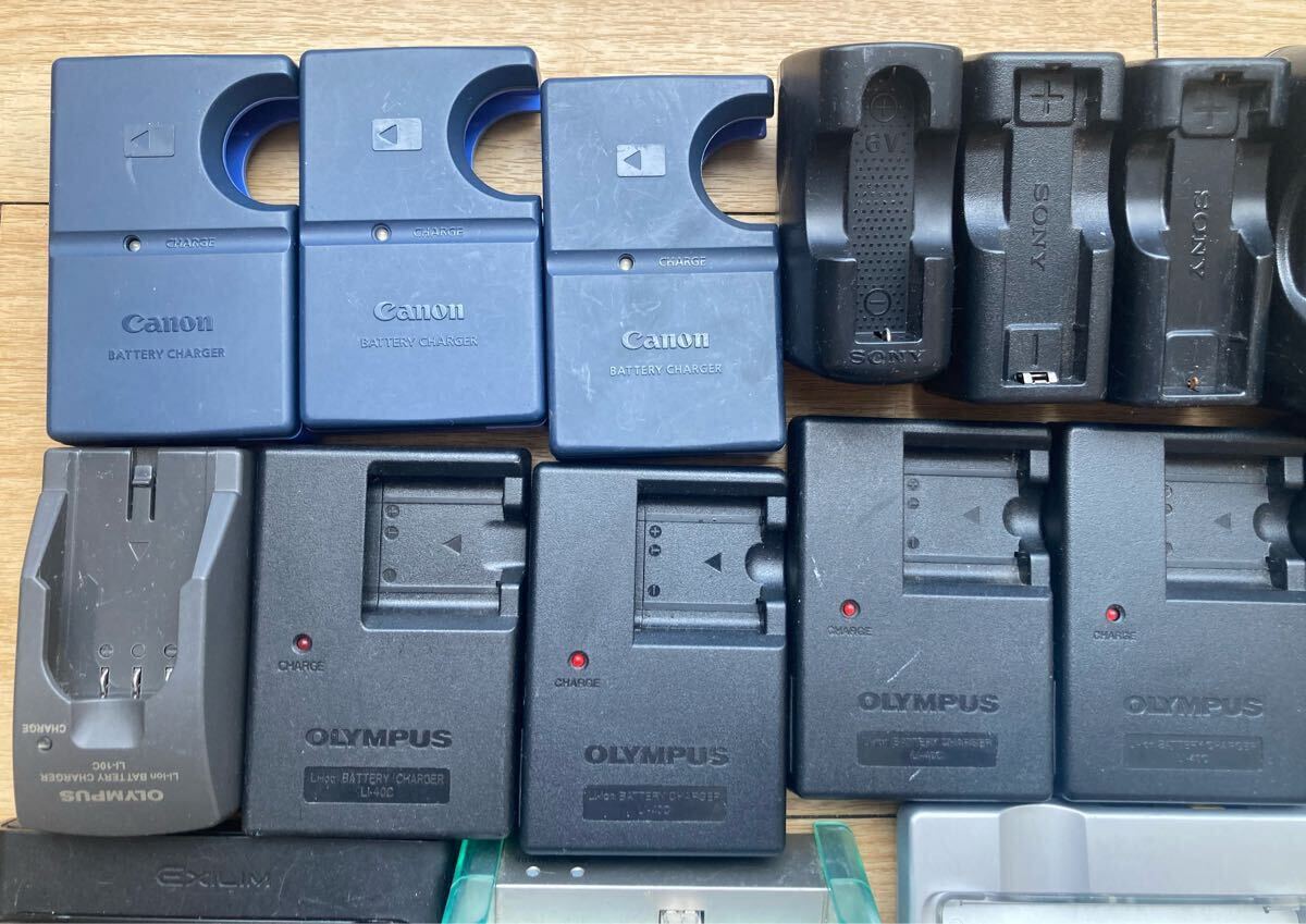 キヤノン、オリンパス、SONY他：デジカメ・ビデオ・音楽Player充電器、バッテリー【約58個、ジャンク扱い】_画像2