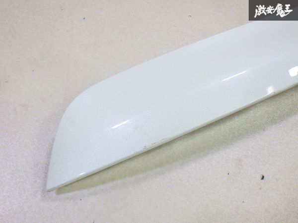 【実働外し】日産純正 E12 HE12 ノート バックドアガーニッシュ リアガーニッシュ ホワイトパール系 90810 3VA0H 即納 棚26-2_画像3