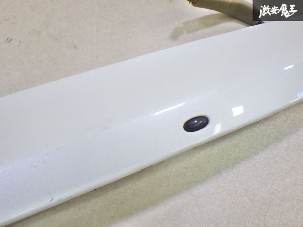 【実働外し】日産純正 E12 HE12 ノート バックドアガーニッシュ リアガーニッシュ ホワイトパール系 90810 3VA0H 即納 棚26-2_画像4