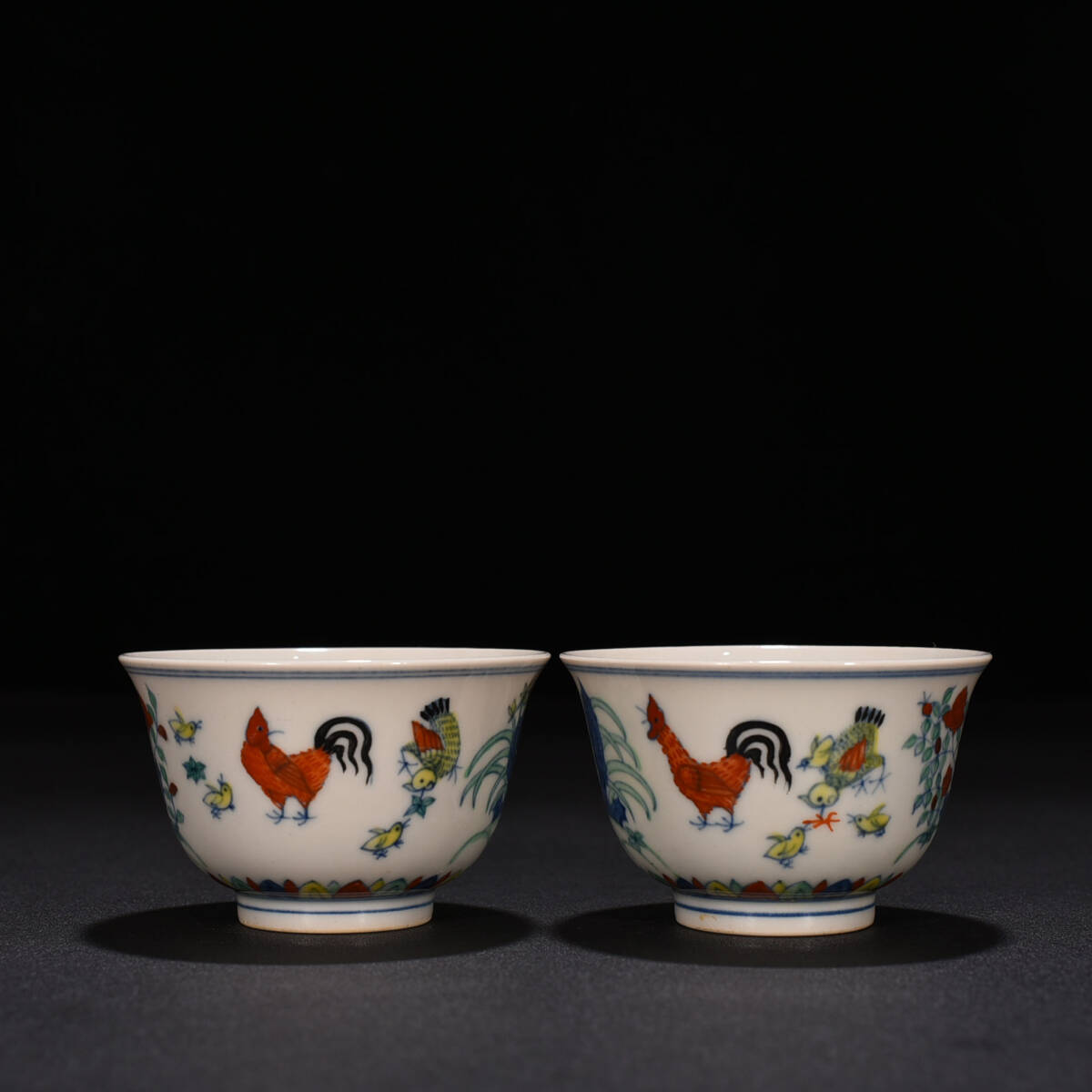 YA103■大明成化年製 在銘 斗彩鶏図紋杯2客 時代物 古玩 唐物 古陶磁器■_画像2