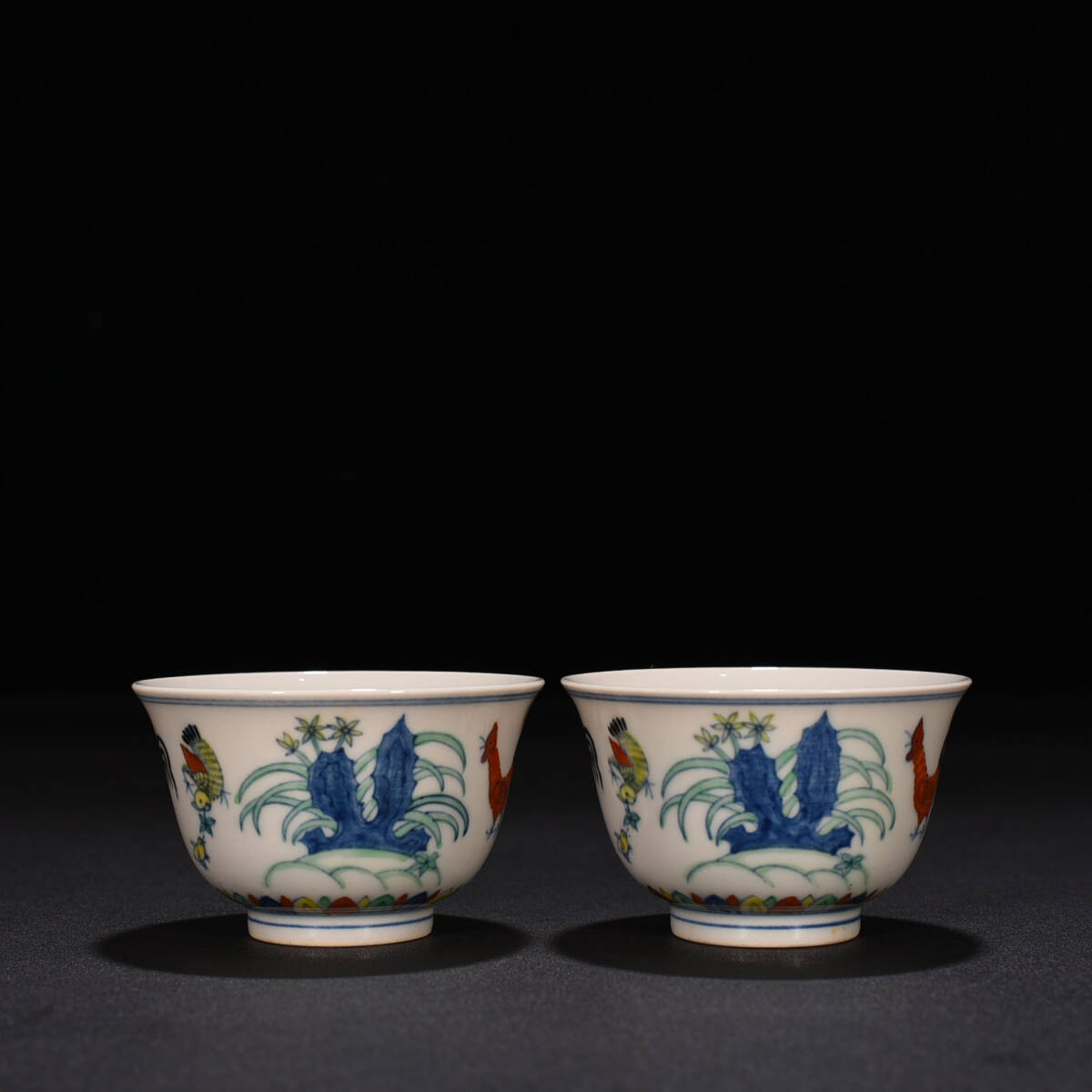 YA103■大明成化年製 在銘 斗彩鶏図紋杯2客 時代物 古玩 唐物 古陶磁器■_画像4