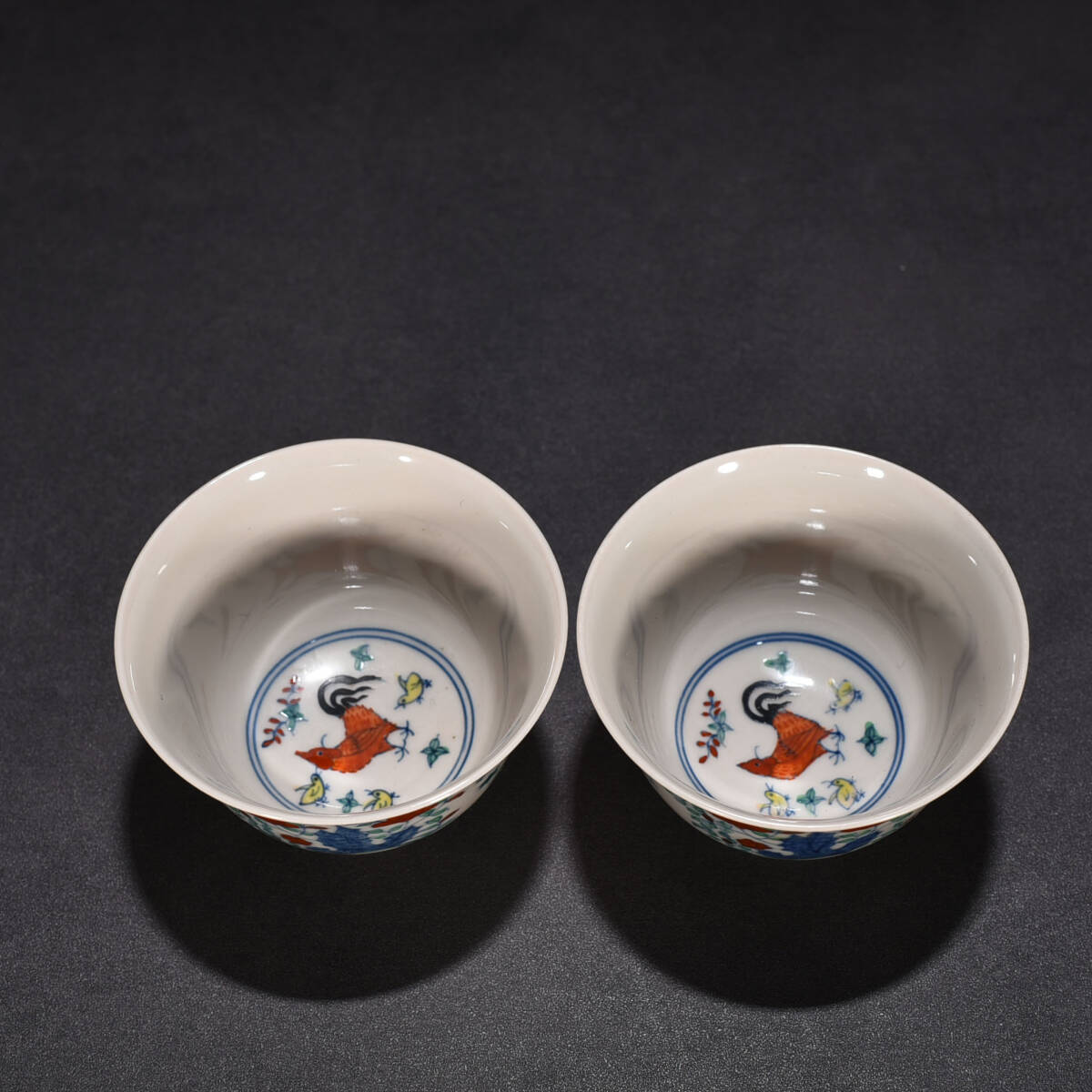 YA103■大明成化年製 在銘 斗彩鶏図紋杯2客 時代物 古玩 唐物 古陶磁器■_画像7