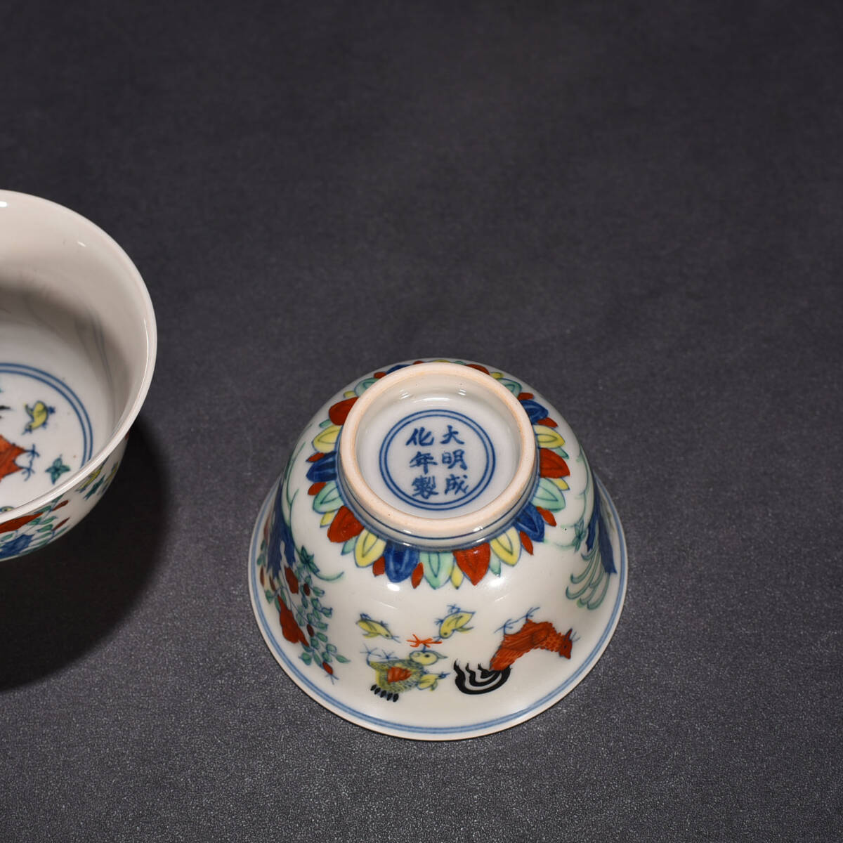 YA103■大明成化年製 在銘 斗彩鶏図紋杯2客 時代物 古玩 唐物 古陶磁器■_画像9