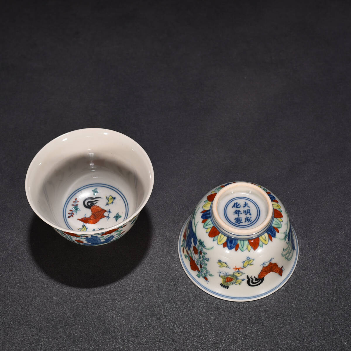 YA103■大明成化年製 在銘 斗彩鶏図紋杯2客 時代物 古玩 唐物 古陶磁器■_画像8