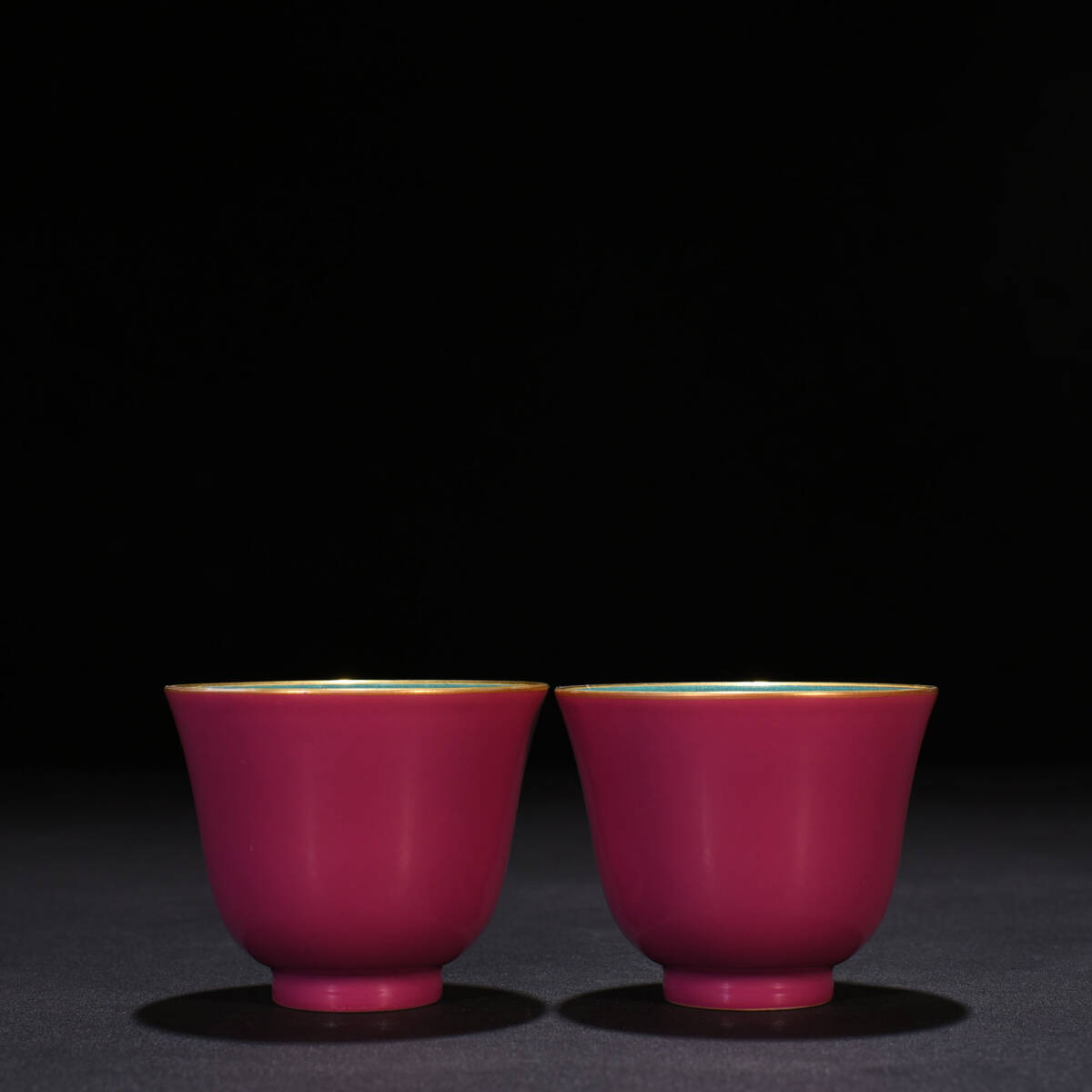 YA119■大清雍正年製 在銘 描金臙脂紅釉杯一対 時代物 古玩 唐物 古陶磁器■_画像2