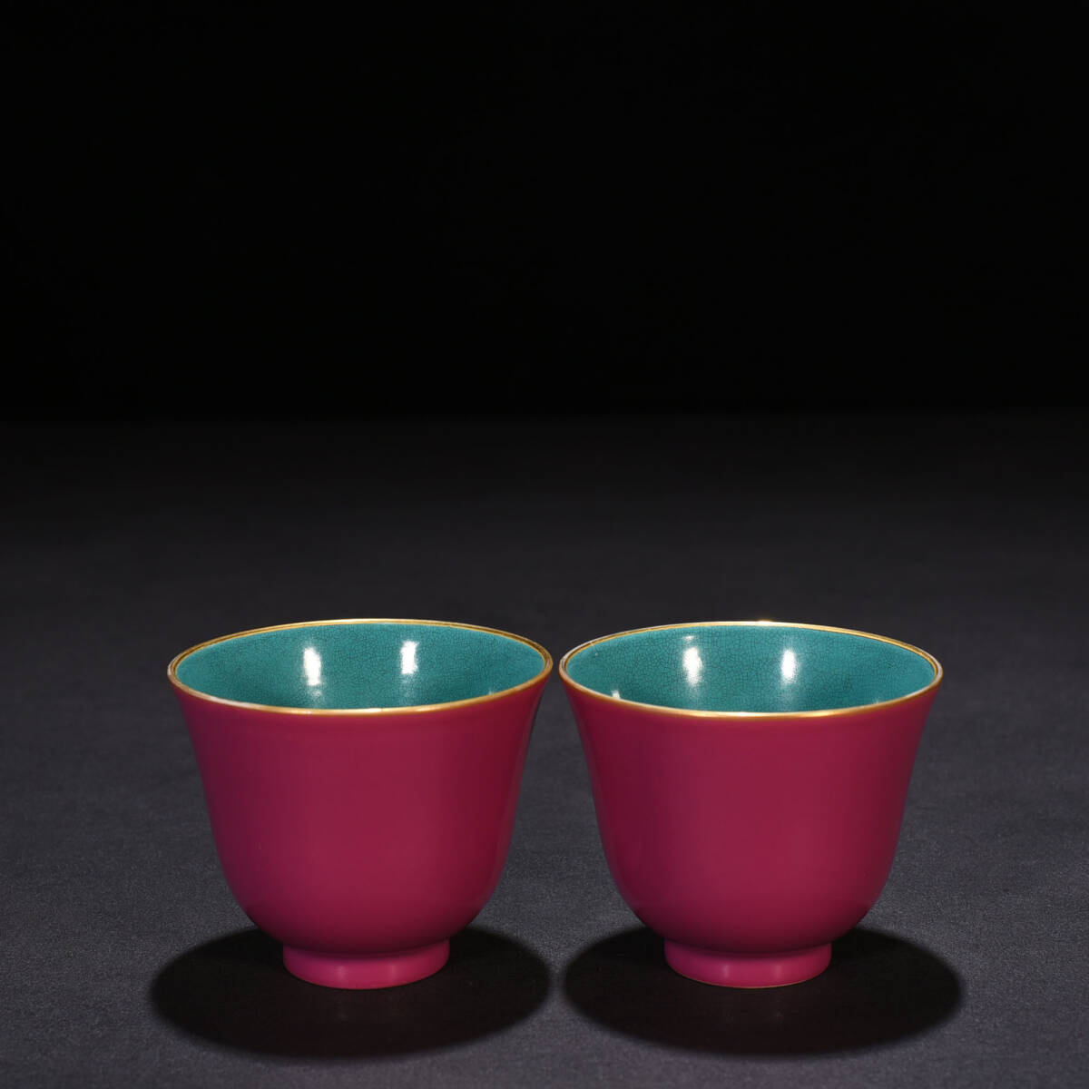 YA119■大清雍正年製 在銘 描金臙脂紅釉杯一対 時代物 古玩 唐物 古陶磁器■_画像3