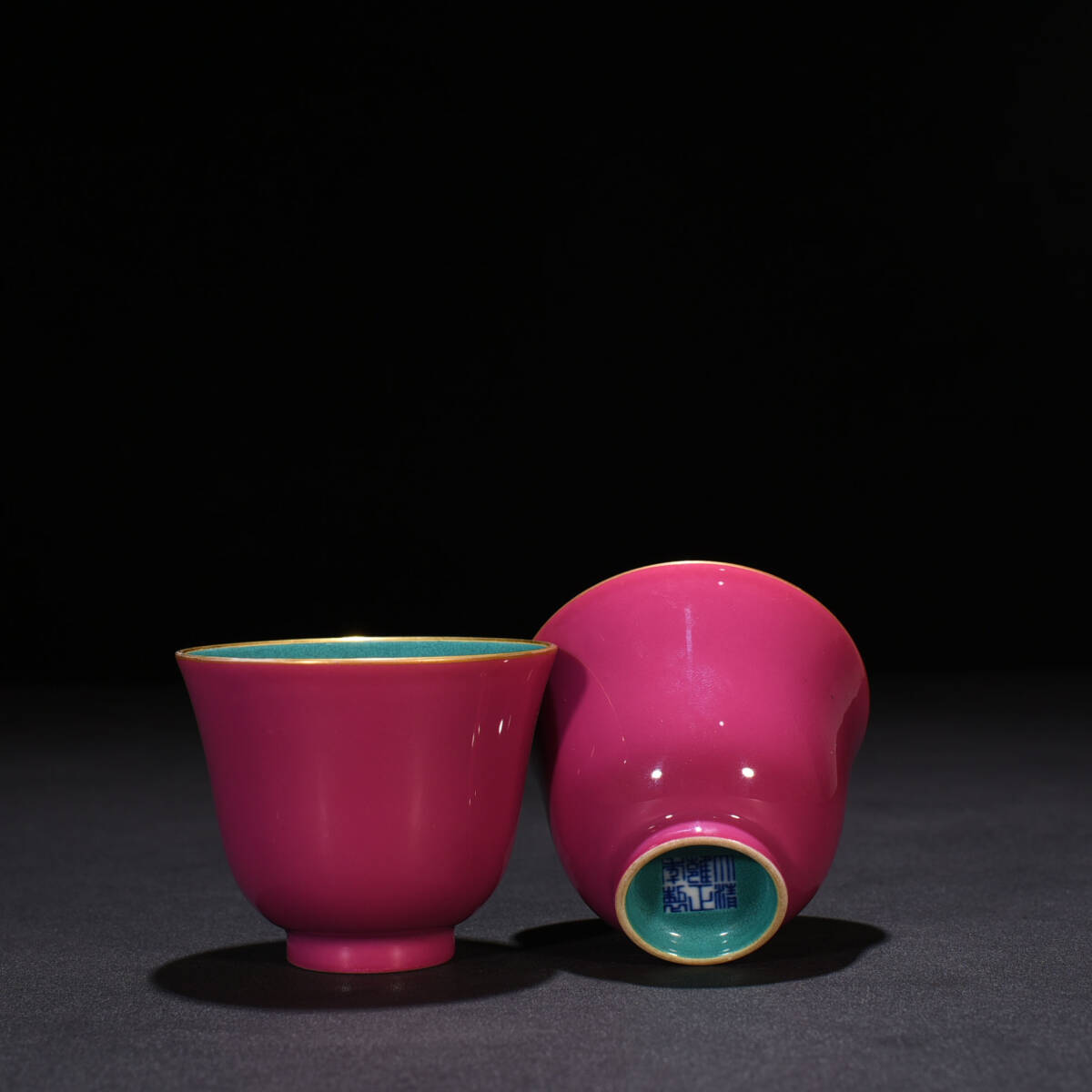 YA119■大清雍正年製 在銘 描金臙脂紅釉杯一対 時代物 古玩 唐物 古陶磁器■_画像5