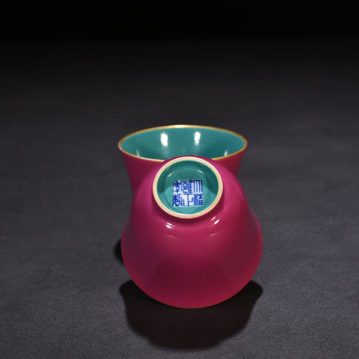 YA119■大清雍正年製 在銘 描金臙脂紅釉杯一対 時代物 古玩 唐物 古陶磁器■_画像6