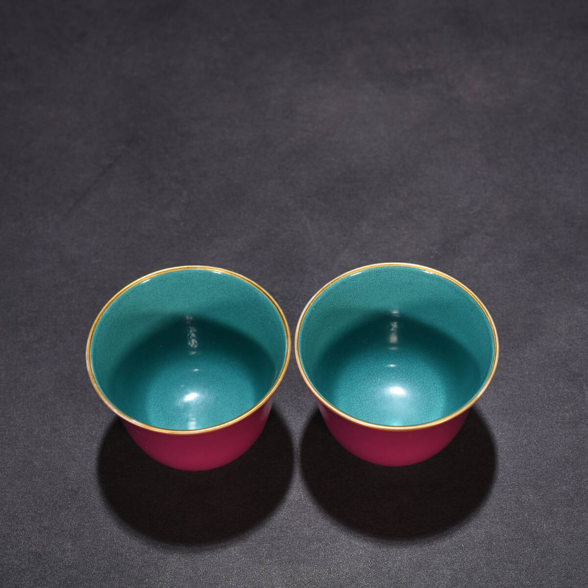 YA119■大清雍正年製 在銘 描金臙脂紅釉杯一対 時代物 古玩 唐物 古陶磁器■_画像4