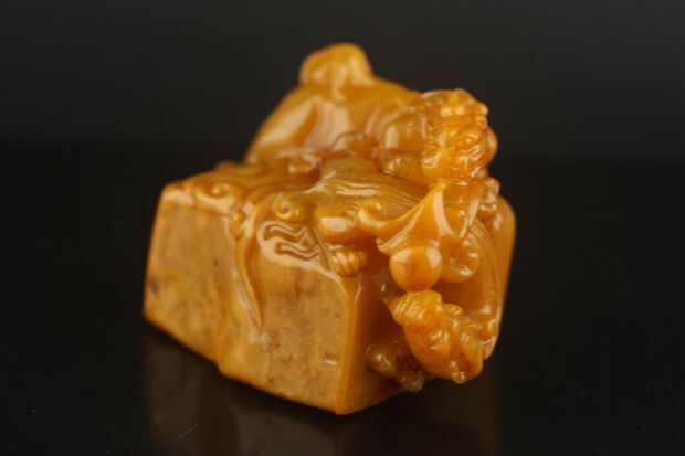 ◆YM3◆田黄石彫り古獣 印章擺件 底坐付き 時代物 古玩 唐物◆重さ80g_画像2