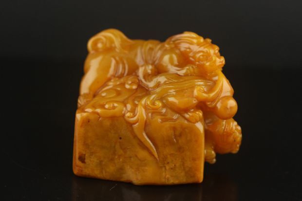 ◆YM3◆田黄石彫り古獣 印章擺件 底坐付き 時代物 古玩 唐物◆重さ80g_画像1