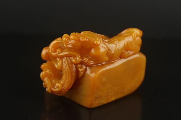 ◆YM3◆田黄石彫り古獣 印章擺件 底坐付き 時代物 古玩 唐物◆重さ80g_画像3