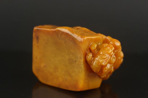 ◆YM3◆田黄石彫り古獣 印章擺件 底坐付き 時代物 古玩 唐物◆重さ80g_画像6