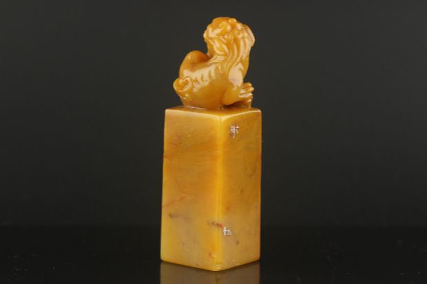 ◆YM4◆田黄石彫り古獅 印章擺件 時代物 古玩 唐物◆重さ90g_画像3