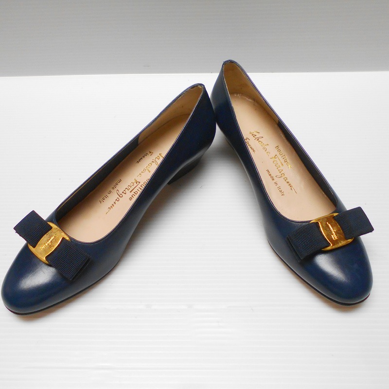 978212 Ferragamo フェラガモ 紺系 ヴァラ パンプス 7.1/2C_画像1