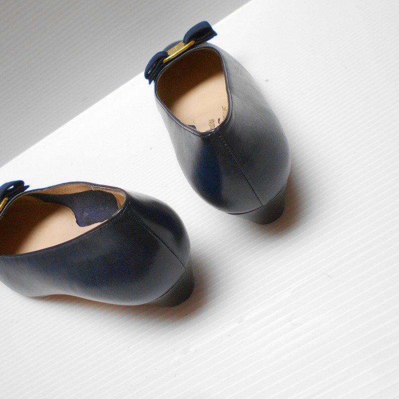 978212 Ferragamo フェラガモ 紺系 ヴァラ パンプス 7.1/2C_画像3