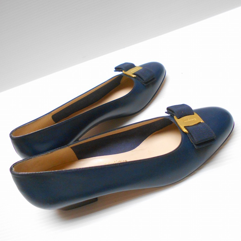 978212 Ferragamo フェラガモ 紺系 ヴァラ パンプス 7.1/2C_画像4
