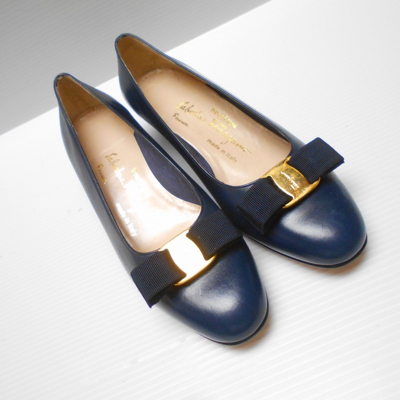 978212 Ferragamo フェラガモ 紺系 ヴァラ パンプス 7.1/2C_画像5