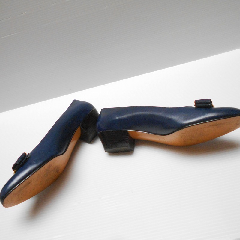 978212 Ferragamo フェラガモ 紺系 ヴァラ パンプス 7.1/2C_画像6