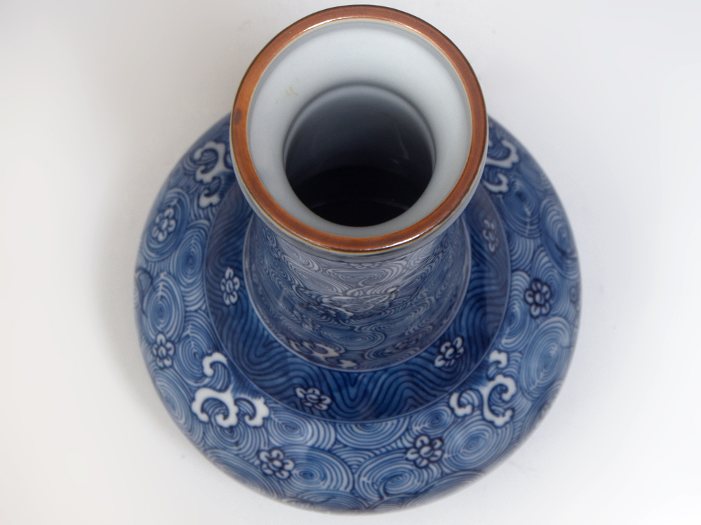  павильон . источник правый ..( произведение ) белый фарфор с синим рисунком . волна . ваза вместе коробка цветок входить цветок живые цветы контейнер .. Arita Imari настоящее время прикладное искусство прекрасный товар u1593o