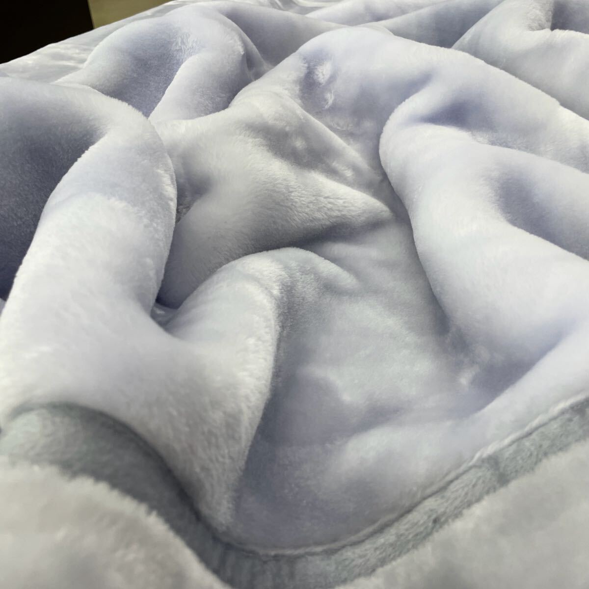 西川 極厚で暖かい 襟付き2枚合わせ毛布 厚手 極細繊維でやわらかい肌触り 暖か 無地 グレー シングル ご家庭で丸洗いできます_画像5