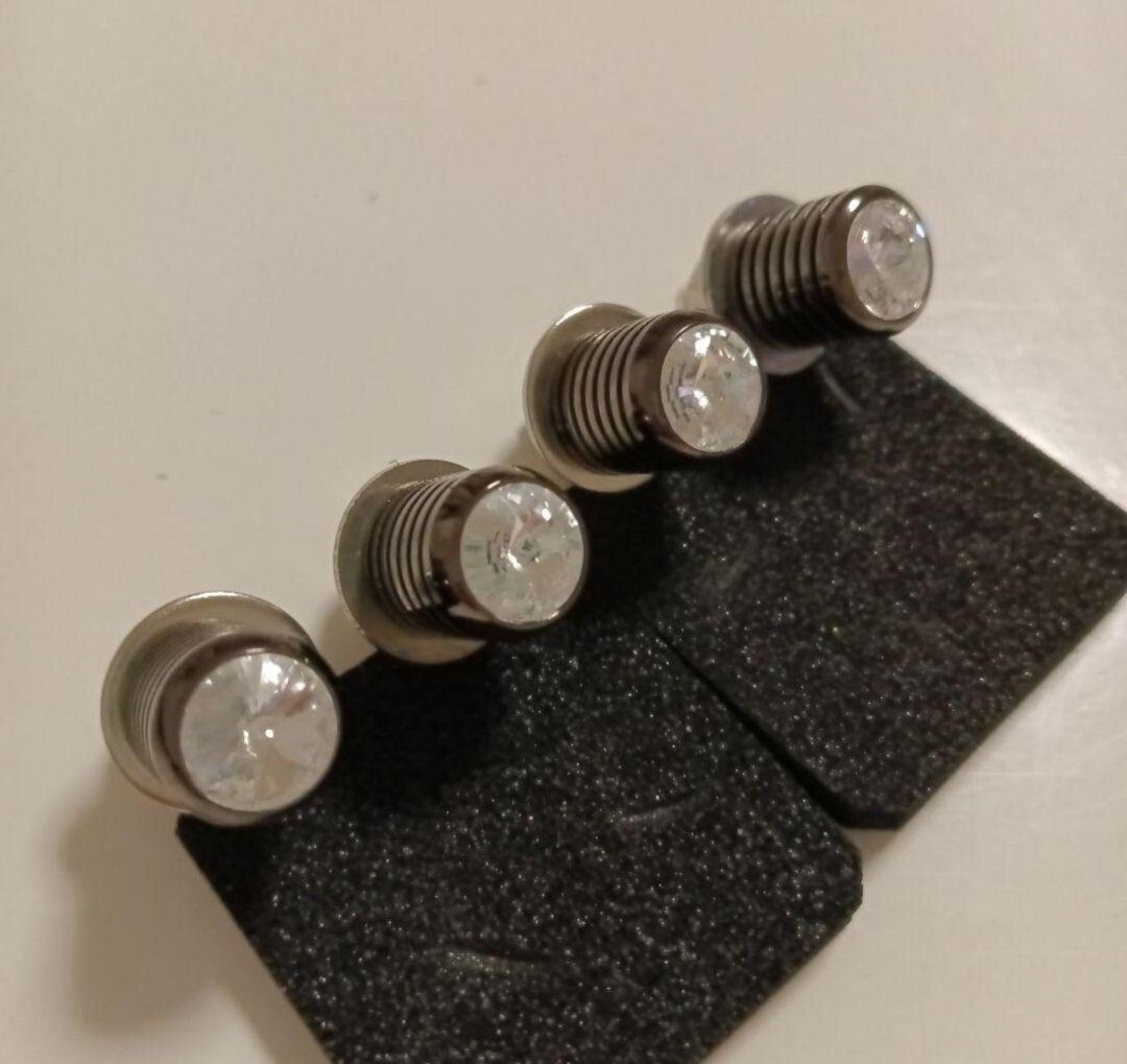 新品　4個セット　ナンバーボルト クリスタル　ジュエル エルス ナンバーボルト ワッツ ELS ボルト　自動車　車　カー用品 ナンバー_画像2