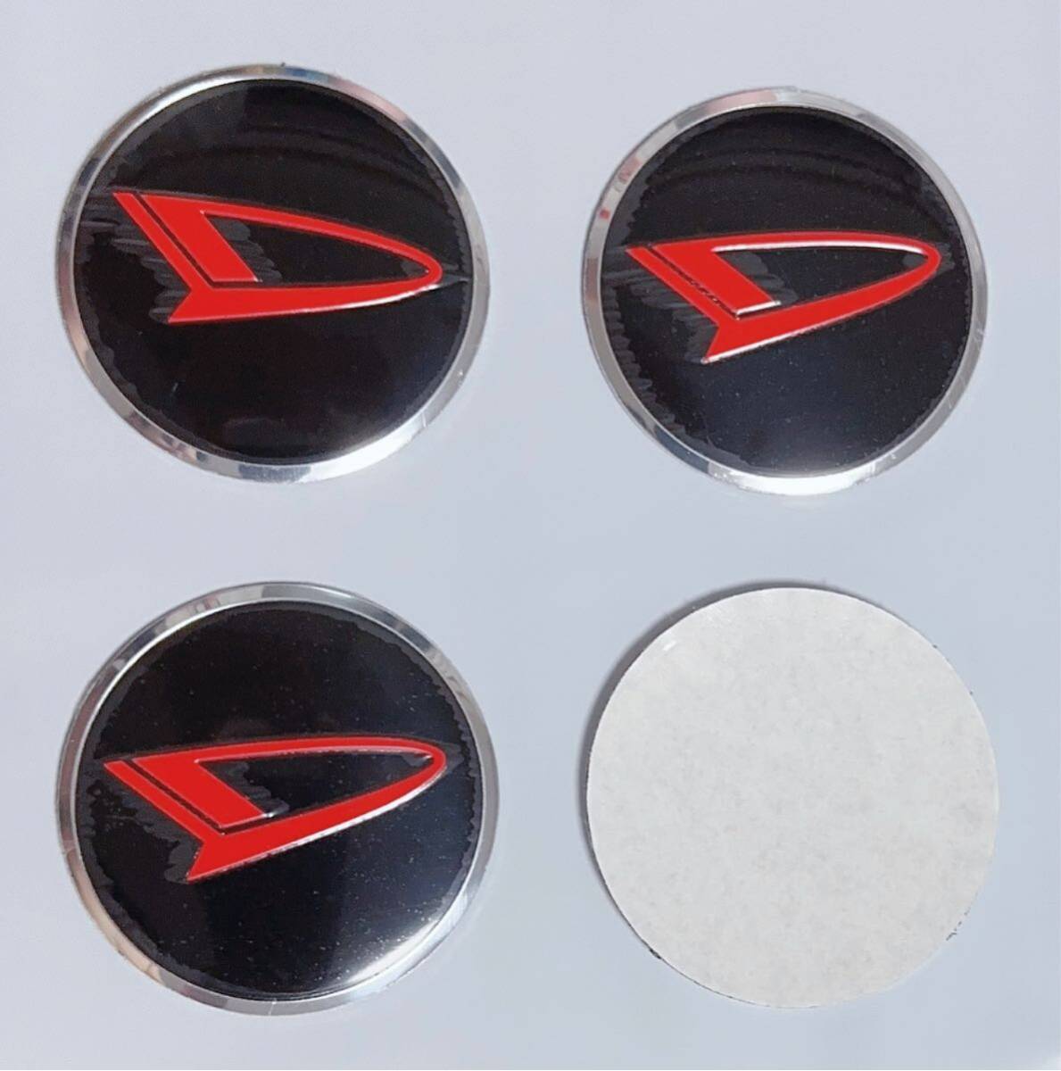ダイハツ　DAIHATSU センターキャップ シール　56mm アルミ製　4枚　黒赤_画像1