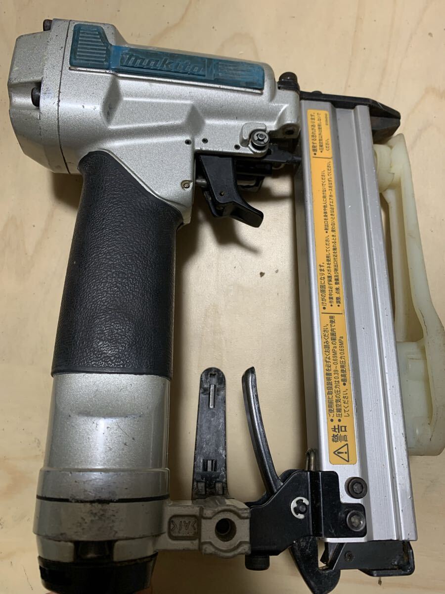 マキタ AT425AK 4mm常圧エアタッカー空打ち防止機能付き 本体のみ石膏ボード貼り用_画像2