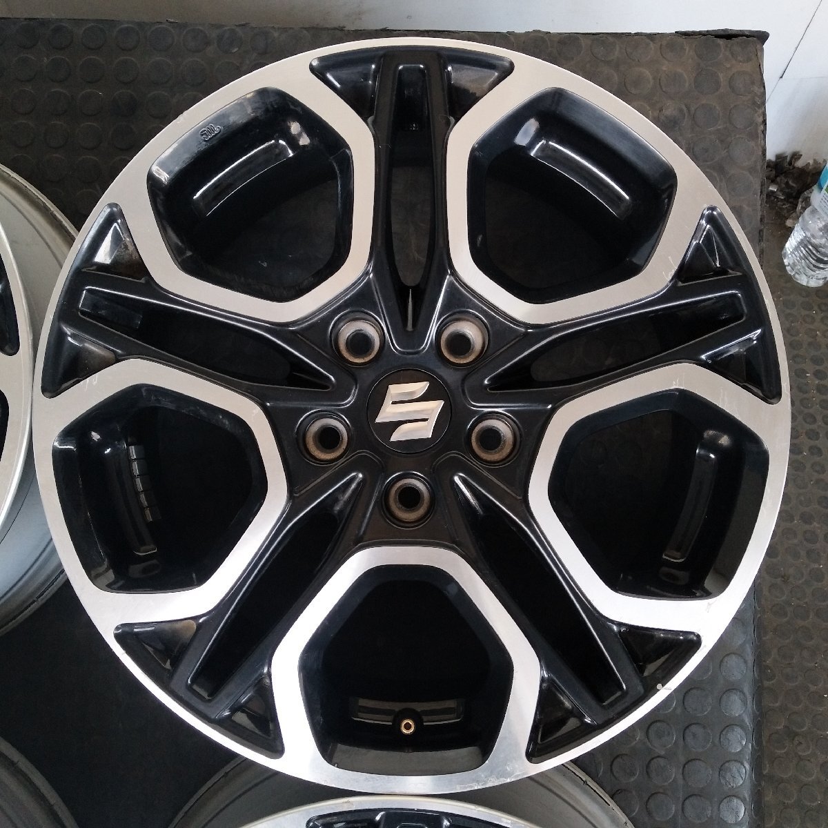 T1-77【4本価格】【17x6.5J 5x114.3 ET+50 ハブ60】SUZUKIスズキ純正・スイフト等・ブラポリ・店頭引取可能・適格請求書発行可能_画像4