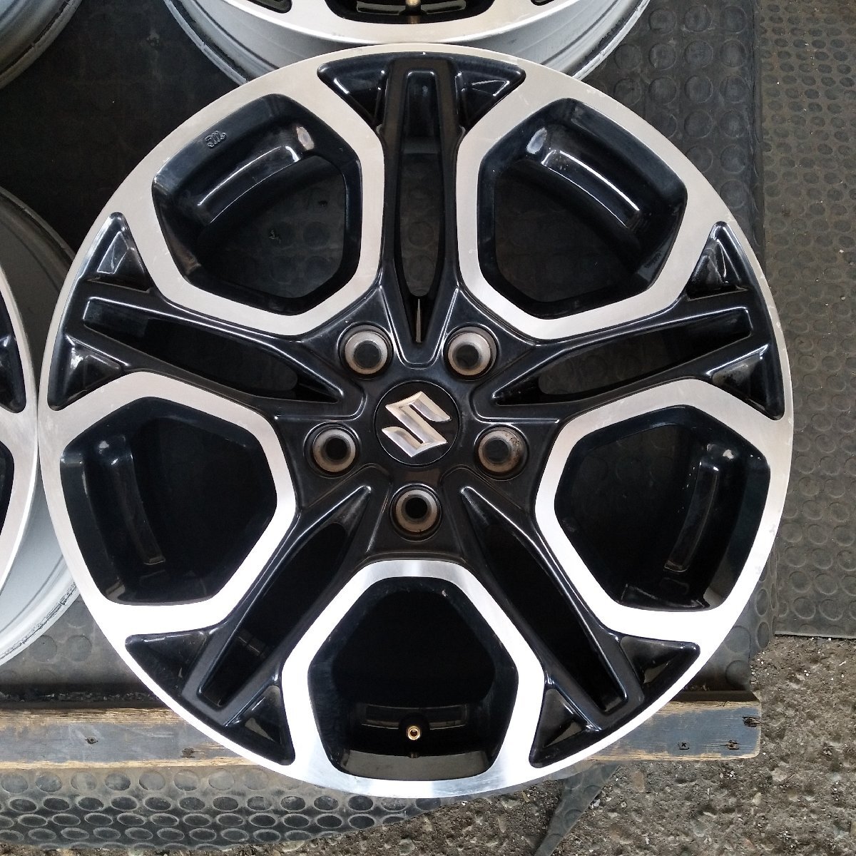 T1-77【4本価格】【17x6.5J 5x114.3 ET+50 ハブ60】SUZUKIスズキ純正・スイフト等・ブラポリ・店頭引取可能・適格請求書発行可能_画像5