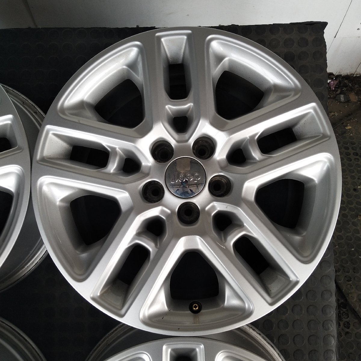 T8-202【4本価格】【17x7J 5x110 ET+40 ハブ65】Jeep純正・コンパス等・店頭引取可能・適格請求書発行可能★中古品_画像4