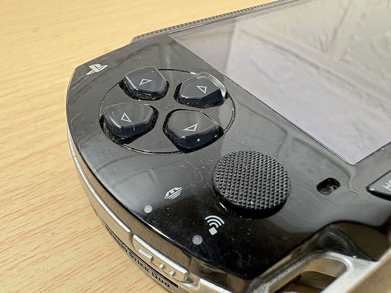 SONY PSP-1000 ソニー プレイステーションポータブル ブラック バッテリーなし 簡易動作確認済 ジャンク_画像2