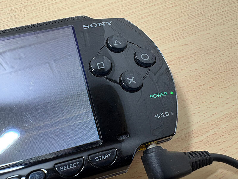 SONY PSP-1000 ソニー プレイステーションポータブル ブラック バッテリーなし 簡易動作確認済 ジャンク_画像4