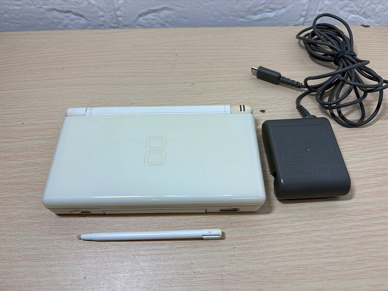 ニンテンドー DS Lite 本体 クリスタルホワイト USG-001 任天堂 簡易動作確認済 ダメージ強_画像1