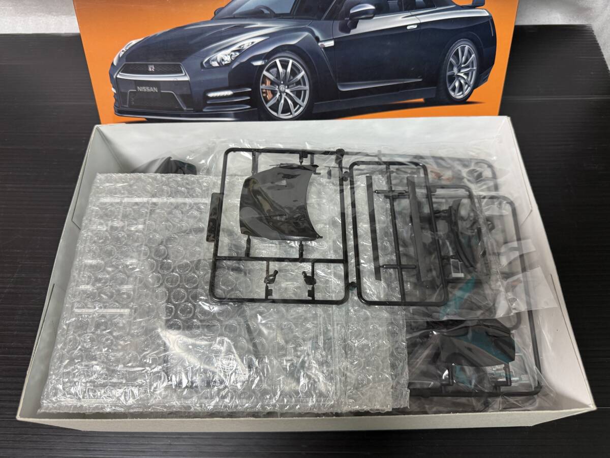 アオシマ 1/24スケール 内外装塗装済みプラモデル プリペイントモデル ニッサン GT-R R35 新品未組立 メテオフレークブラックパール_画像4
