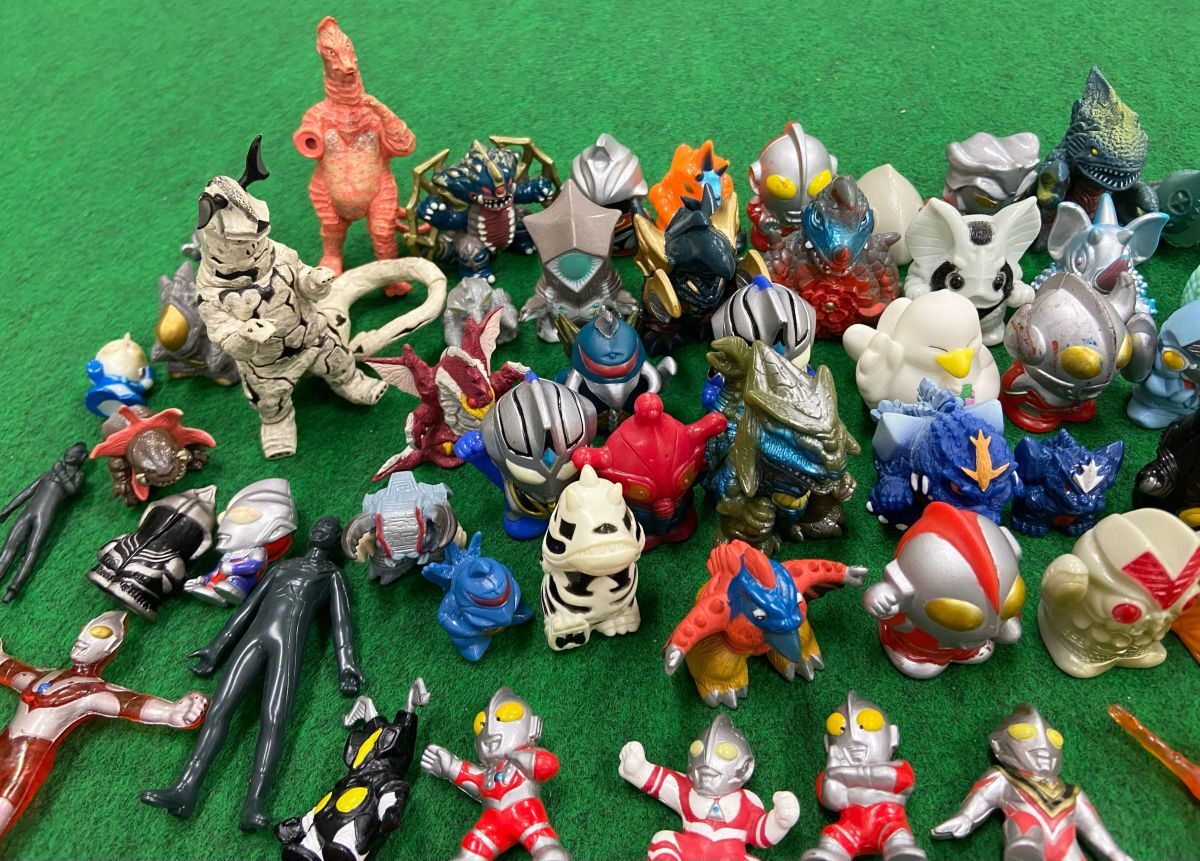 【婀】ウルトラマン フィギュア ソフビ 玩具 約240点 まとめ 武器 アイテム 指人形 ウルトラセブン コスモス ガイア 大量 K13BE14　_画像2
