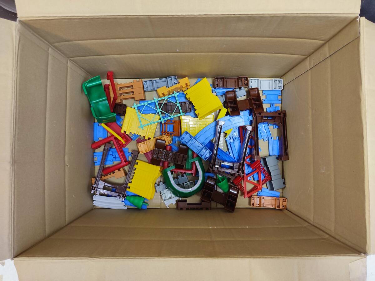 総重量8.3KG!　プラレール等のジャンクを売り切り！！　検）直線・曲線・複線・橋脚・踏切・鉄橋・橋脚・ミニ橋脚・駅・中古・まとめ売り_画像2