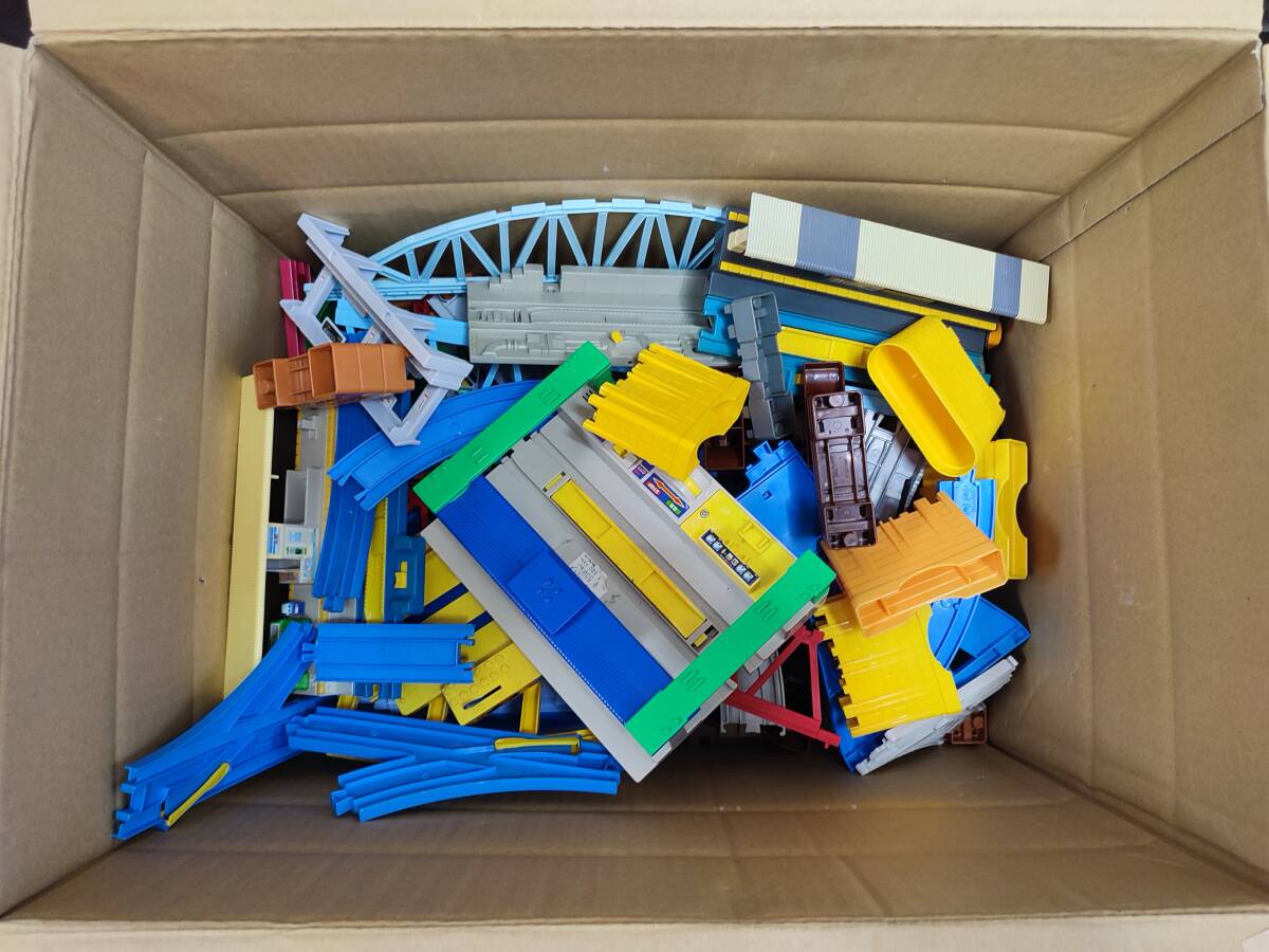 総重量8.3KG!　プラレール等のジャンクを売り切り！！　検）直線・曲線・複線・橋脚・踏切・鉄橋・橋脚・ミニ橋脚・駅・中古・まとめ売り_画像4