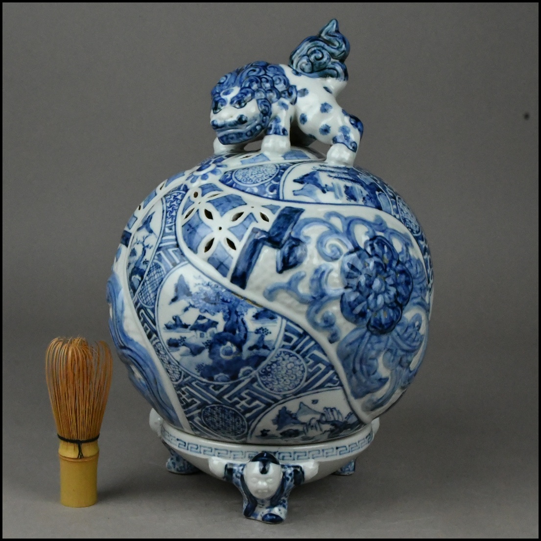 【NNK】時代物【五良太甫 呉祥瑞造】染付 獅子摘 山水楼閣透彫刻 唐子足大香炉 香道具 高さ32cm D7-1111-6_画像10