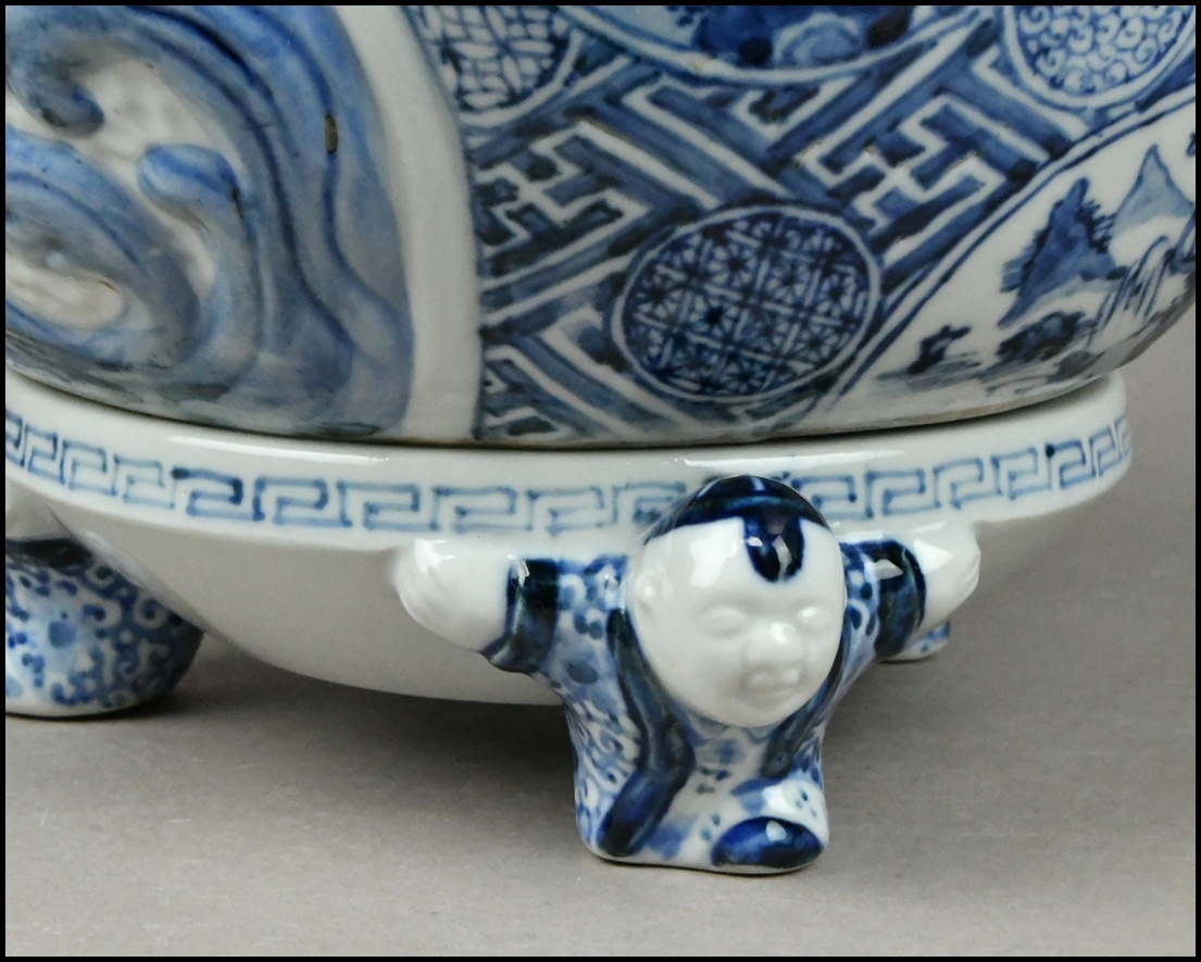 【NNK】時代物【五良太甫 呉祥瑞造】染付 獅子摘 山水楼閣透彫刻 唐子足大香炉 香道具 高さ32cm D7-1111-6_画像8