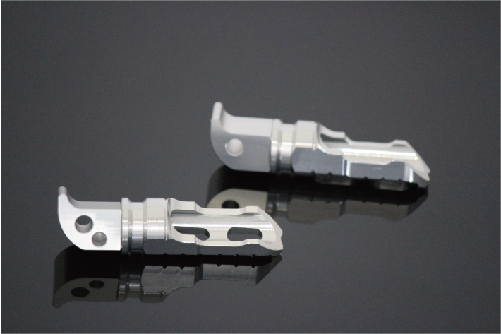 MADMAX ヤマハ MT-03 CNCタンデムステップ シルバー (MM05-0139-SV)_画像2