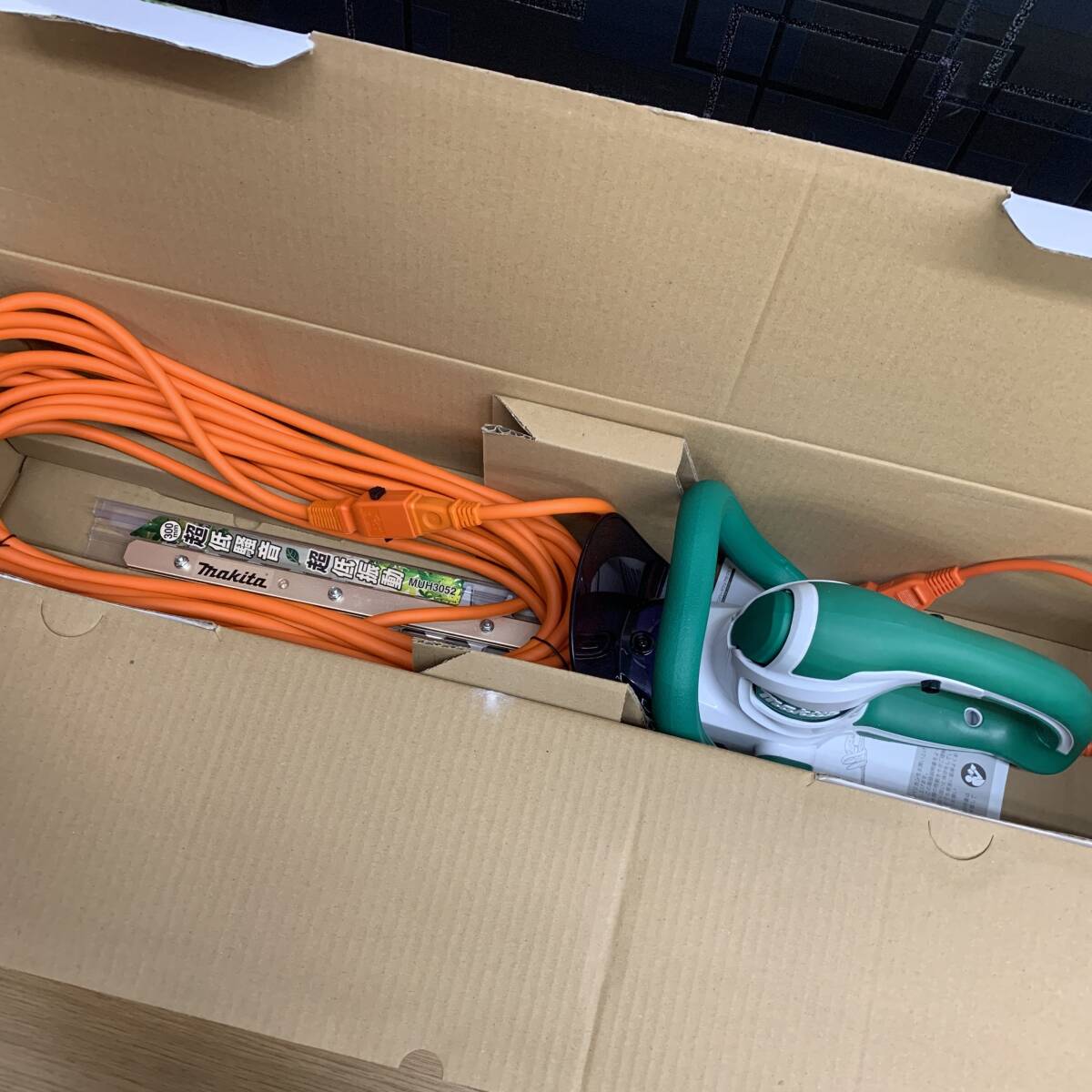 未使用保管品 makita(マキタ) 300mm 生垣バリカン MUH3052 園芸 ガーデニング _画像5