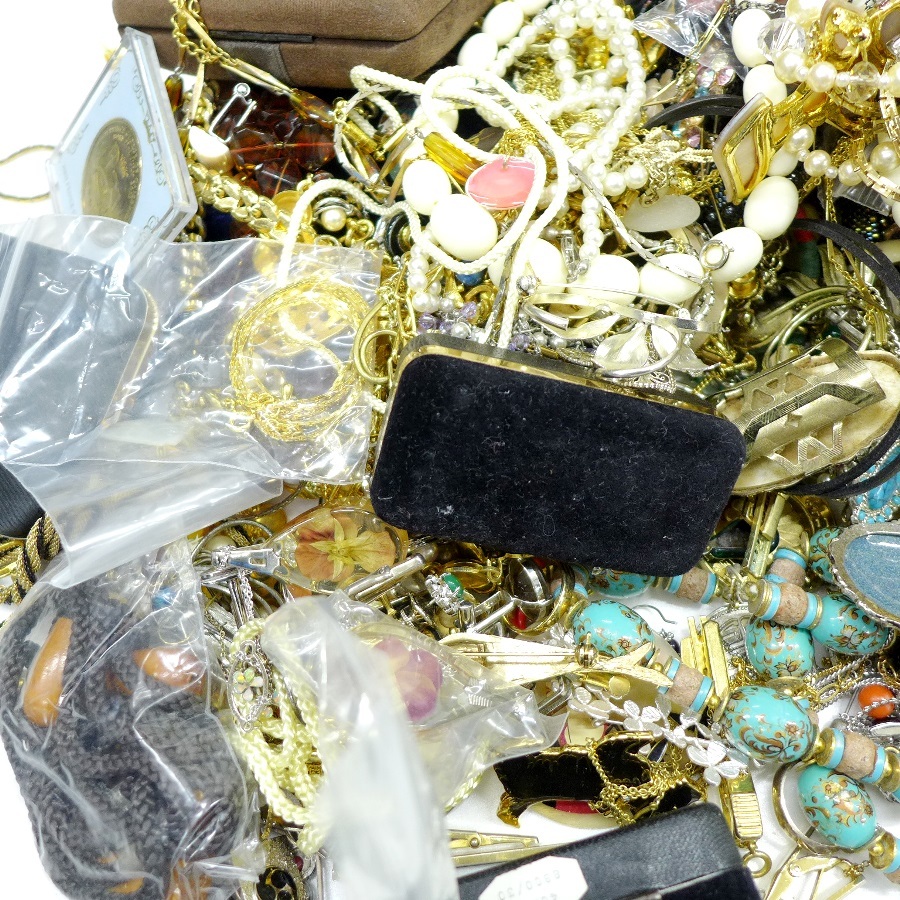 【 大量まとめ 】 メッキ 製品 ネックレス リング ピアス タイピン カフス ブローチ など アクセサリー 総重量7.1kg 111626 【 1円 】_画像5